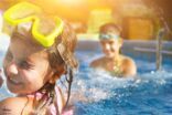 4 نصائح لحماية العينين من المواد الكيميائية المُستخدمة في أحواض السباحة