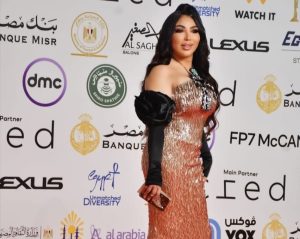 غادة إبراهيم تتألق بـ”مفتاح الحياة” على السجادة الحمراء لمهرجان القاهرة