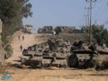 قصف إسرائيلي على غزة وقتلى بمواجهات في الضفة الغربية