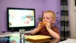 مشاهدة طفلك للتلفاز أثناء الطعام يحد من قدراته اللغوية